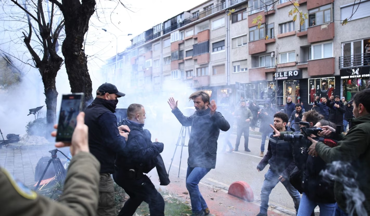 Në Prishtinë u hodhën bomba tymuese gjatë protestës së mbajtur për të kundërshtuar  vizitën e kryetares së Dhomave të Specializuara të Kosovës, Ekaterina Trendafilova