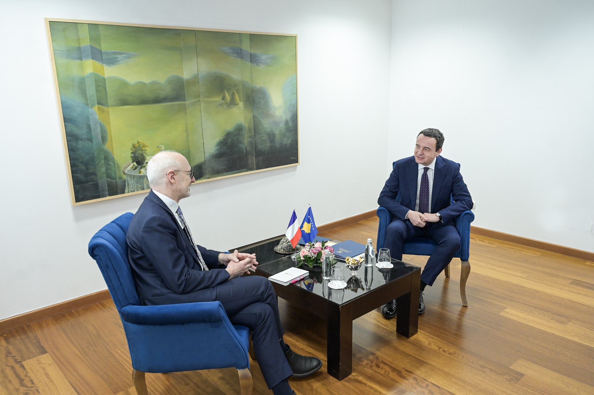 Kurti takohet me ambasadorin francez, flasin për zgjedhjet në veri