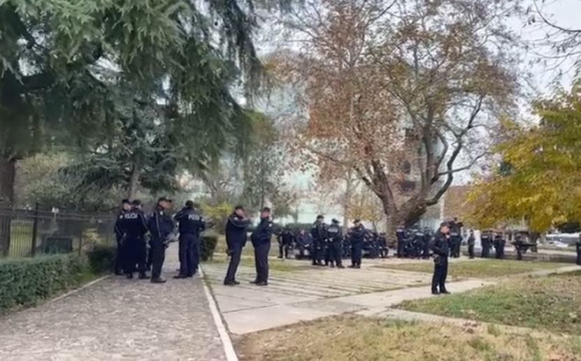 Seancë për heqjen e imunitetit të Berishës, forca të shumta policore para Kuvendit të Shqipërisë