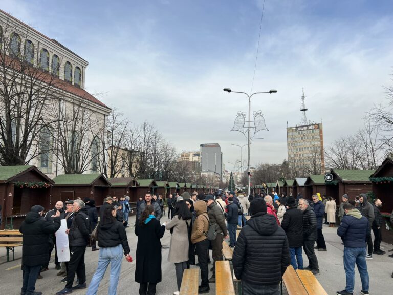 Qytetarët protestojnë kundër mbylljes së rrugës “George Bush” nga Komuna e Prishtinës