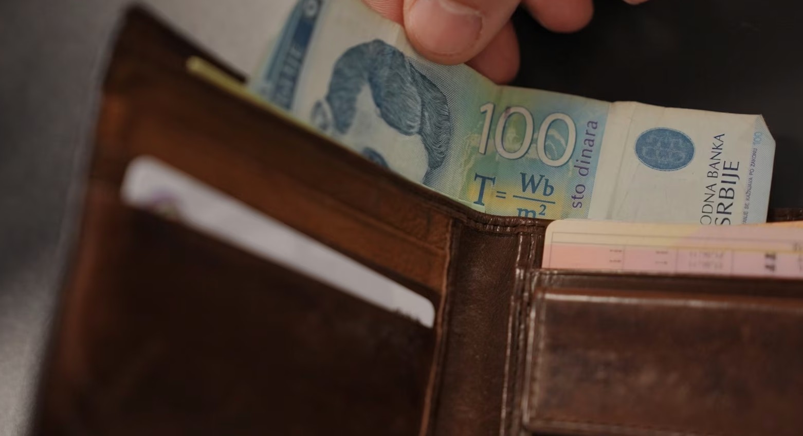 Në pritje të zgjidhjes për dinarin: Shpallje dhe shërbime për tërheqjen e parave