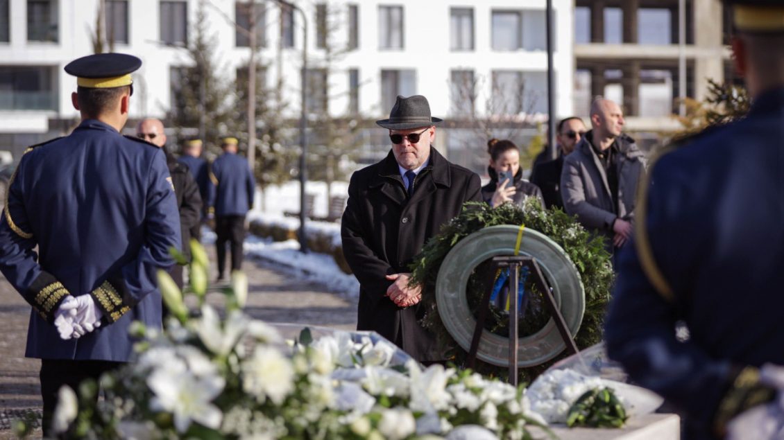 Hovenier homazhe te varri i presidentit Rugova: Trashëgimia e tij, frymëzim për Kosovën dhe mbarë botën