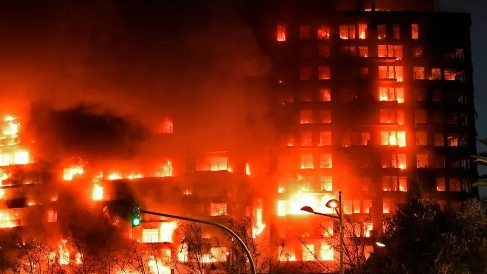 Katër të vdekur nga zjarri që kaploi bllokun e ndërtesës në Spanjë