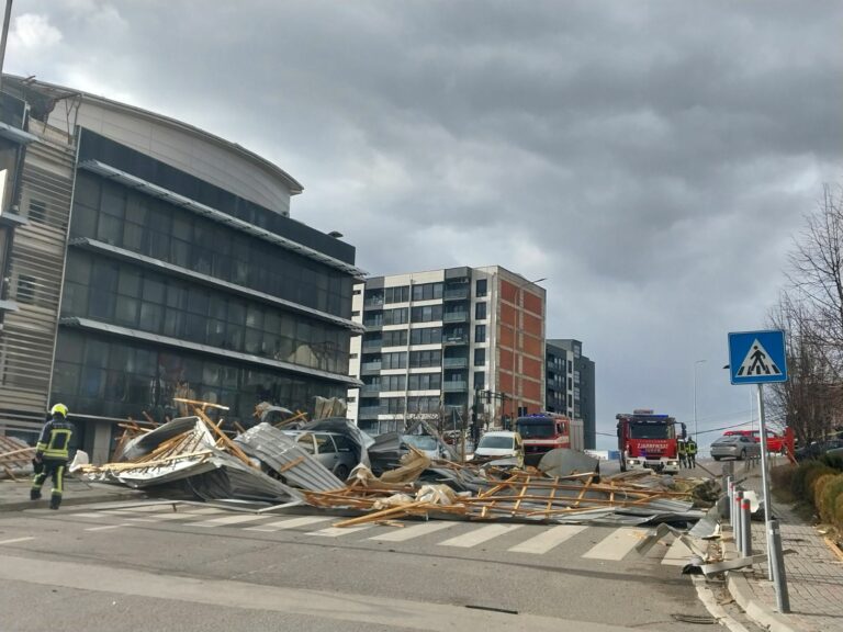 Drejtoria e Emergjencave në Prishtinë intervenon në 12 raste për shkak të erërave të forta