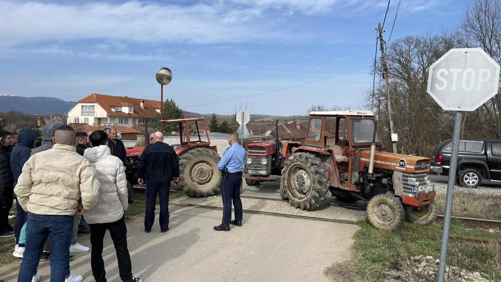 Vdekja tragjike e çiftit në Krushevë të Klinës, banorët e fshatit bllokojnë hekurudhën, kërkojnë vendosje të laurës