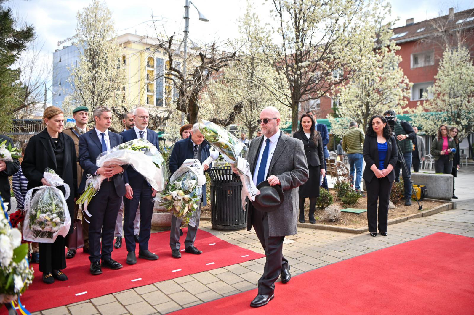 Hovenier në homazhet për ushtarët e rënë të NATO-s: Nderojmë ushtarët e guximshëm që bënë sakrificën përfundimtare