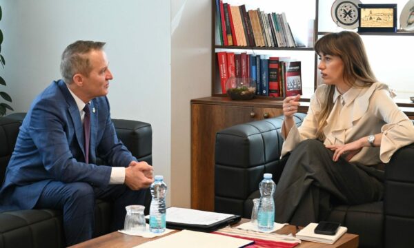 Haxhiu në takim me kryetarin e Vushtrrisë, temë diskutimi mundësitë e dhënies të disa pronave të Ministrisë