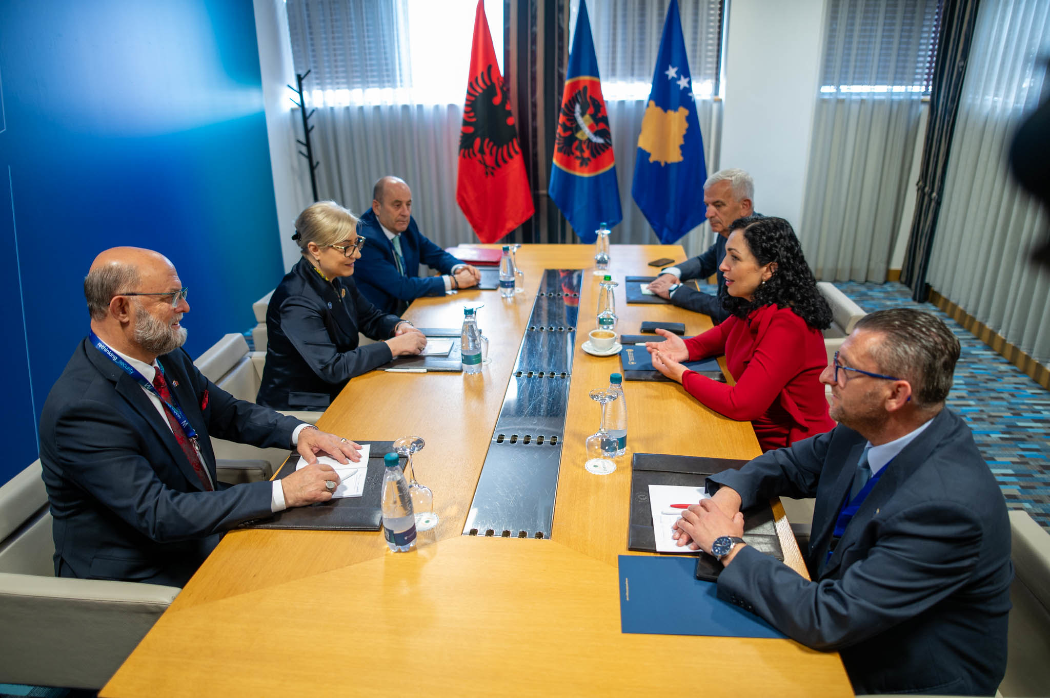 Osmani takohet me kryeparlamentaren Nikolla, pret që edhe nesër përfaqësuesit e Shqipërisë të mbështesin Kosovën për votimin në KiE