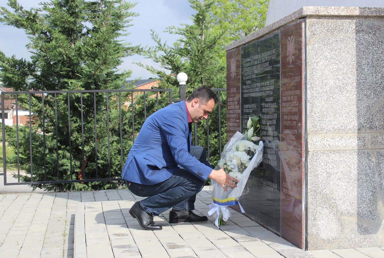 Konjufca bën homazhe në Nakaradë të Fushë Kosovës: Lavdi martirëve të familjes Mirena