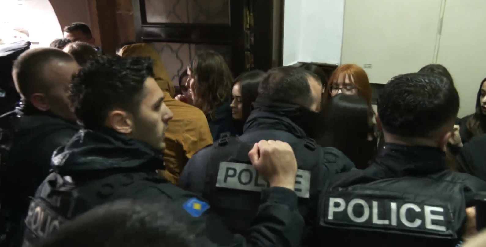Akuzat për ngacmime seksuale, protestuesit bllokojnë derën e objektit të Rektoratit – ndërhyn policia