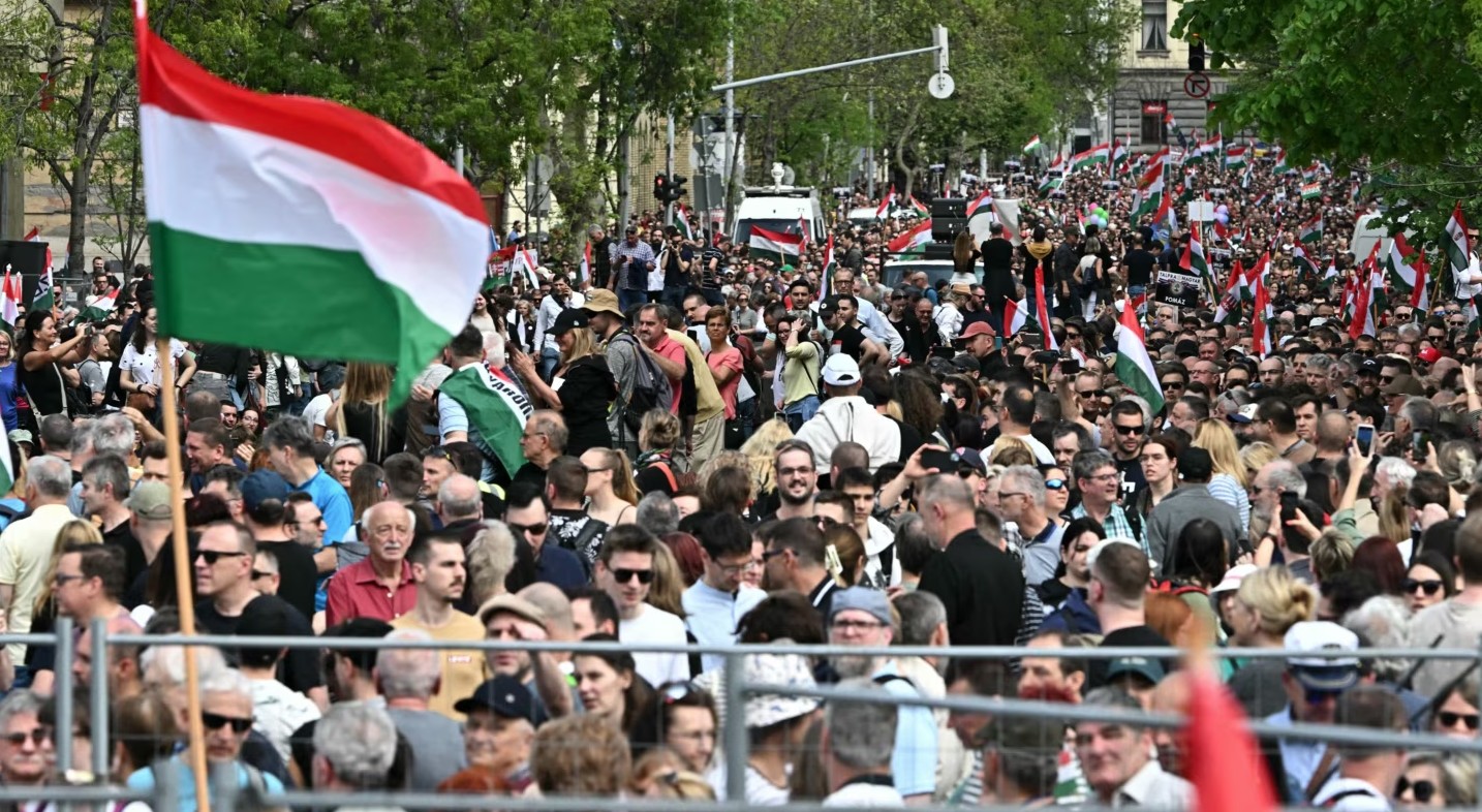 Dhjetëra mijëra njerëz protestojnë në Budapest kundër Viktor Orbanit