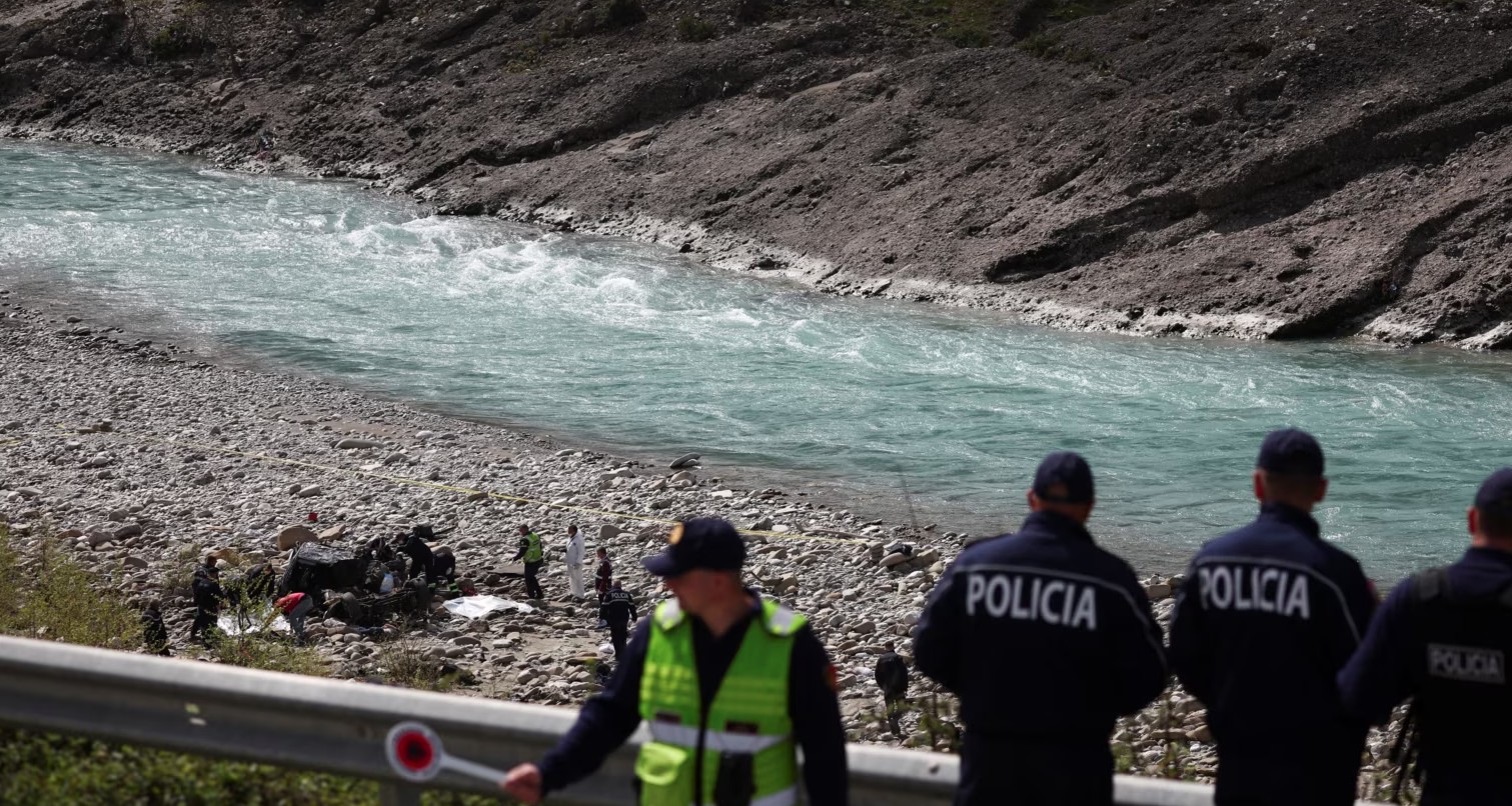 Aksidenti me emigrantët në Shqipëri ndez polemika për trafikimin me njerëz