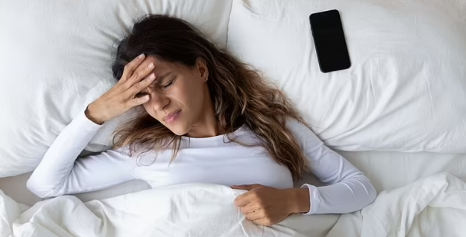 Gratë flenë më keq se burrat, shkak se orët e trupit të tyre funksionojnë gjashtë minuta më shpejt
