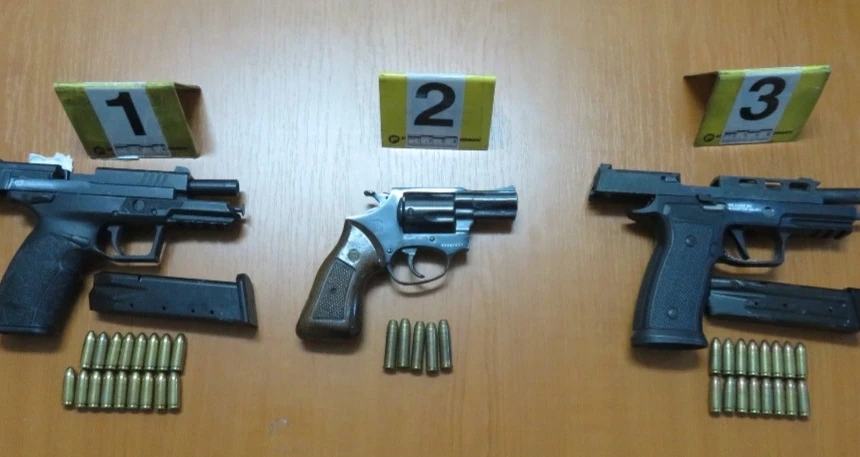 Katër të arrestuar në Ferizaj për të shtënat me armë para një viti