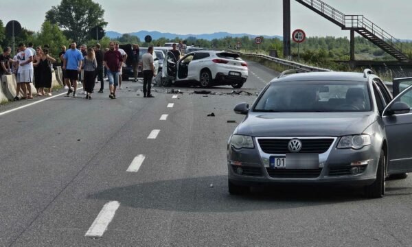 Dy vetura nga Kosova aksidentohen në Milot, një person përfundon në Spital