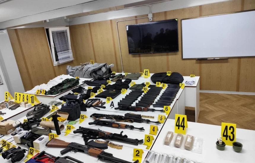 Policia e Kosovës konfiskon armë në veri, një ish-zyrtar policor i ndaluar armatimi i konfiskuar