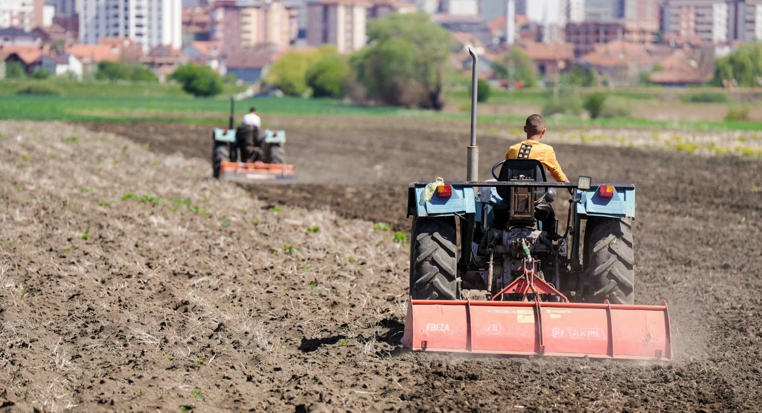 Kostoja e kultivimit: Bujqit e Kosovës ndiejnë peshën e taksës