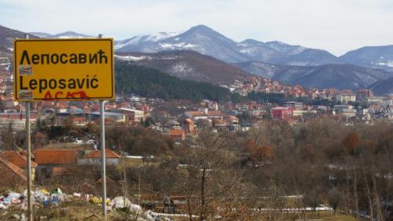 Leposaviq: Policia has në një person me uniformë e emblema të Serbisë, ia konfiskojnë e më pas e lirojnë