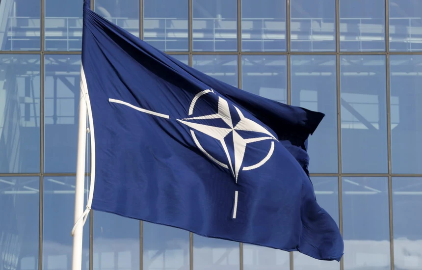 Ish-Sekretari i Përgjithshëm i NATO-s, Lord George Robertson, thotë se e dënon