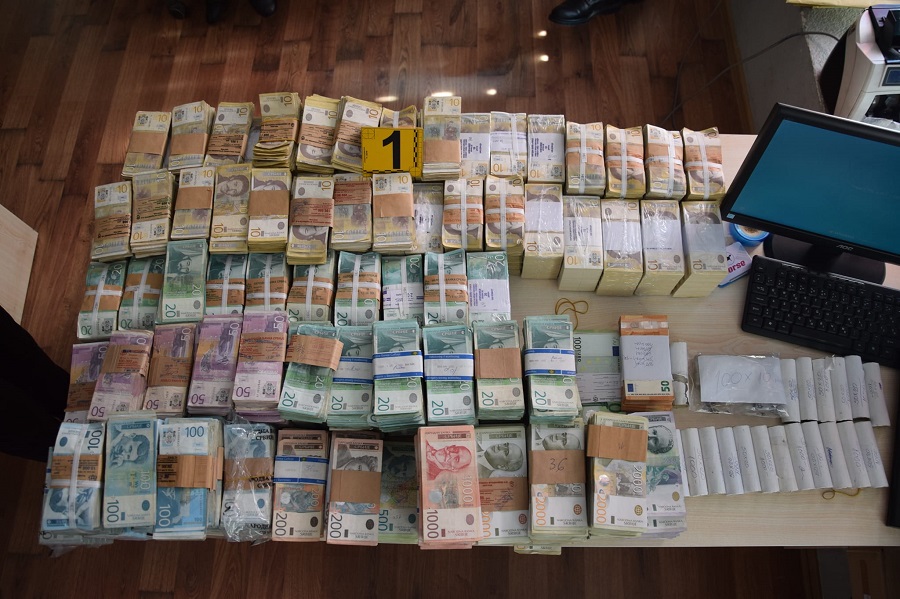 Në filialet e Bankës Postare Kursimore u konfiskuan 1.6 milionë euro e mbi 74 milionë dinarë