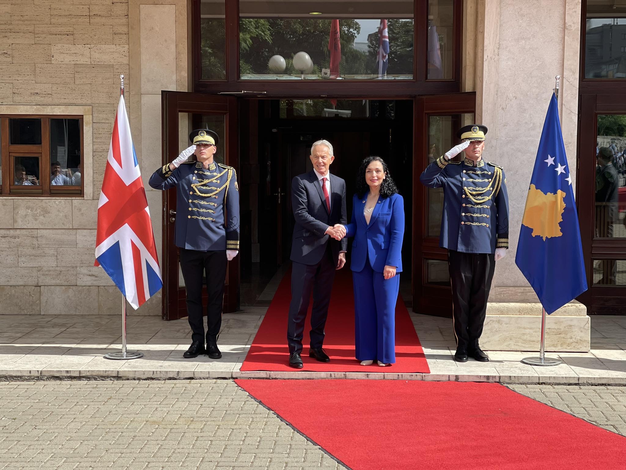 Blair në Kosovë, takohet me presidenten Osmani