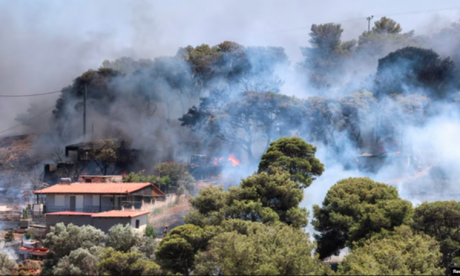 Termperaturat arrijnë në 44 gradë Celsius, shpërthen një zjarr i madh shpërthen në Greqi