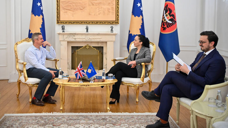 Presidentja Osmani dhe ambasadori Britanik diskutojnë për zhvillimet politike dhe bashkëpunimin ushtarak
