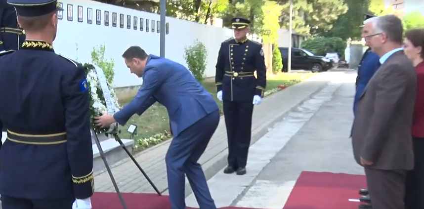 Qeveritaret bëjnë homazhe pranë lapidarit të policëve të rënë në krye të detyrës