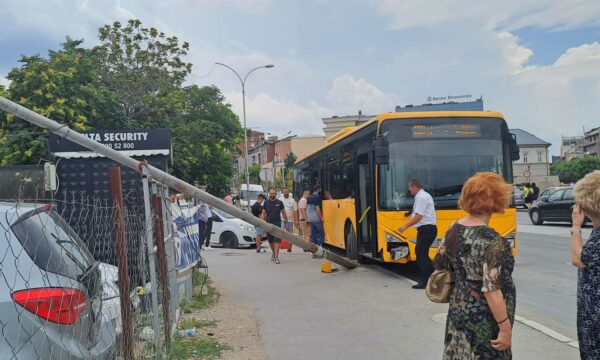 Autobusi i trafikut urban godet një shtyllë, shoferit iu keqësua gjendja shëndetësore?