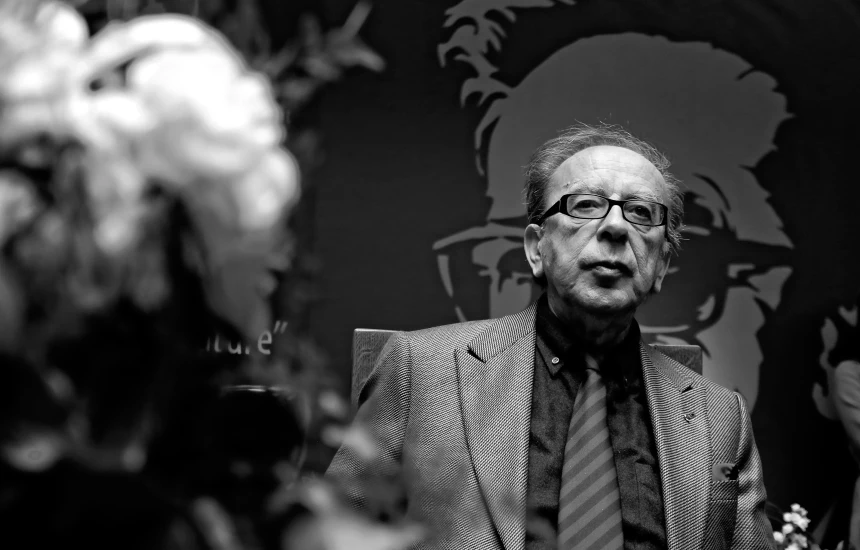 Lamtumira për Ismail Kadarenë, homazhe para Teatrit në Tiranë
