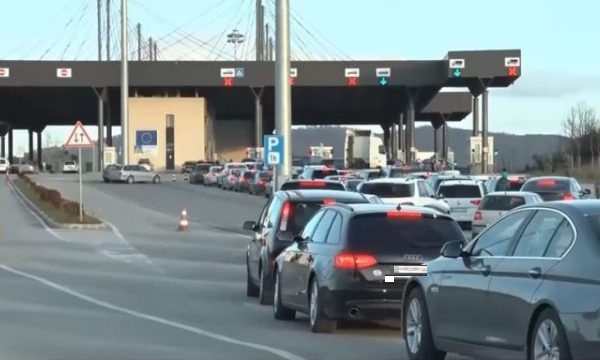 Pritje deri në 2 orë për të dalë nga Kosova, gati 1 km kolonë në Merdar