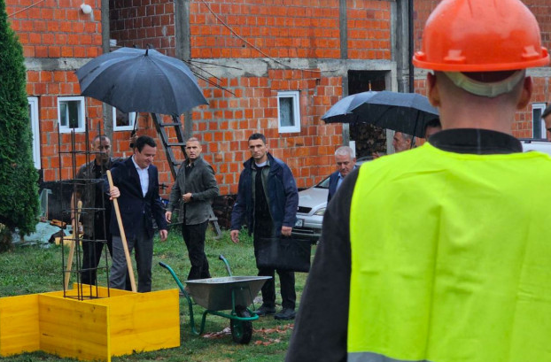 Pasi vendosën gurthemelin e stacionit policor, Kurti me Sveçlën shihen në një “fast food” të veriut