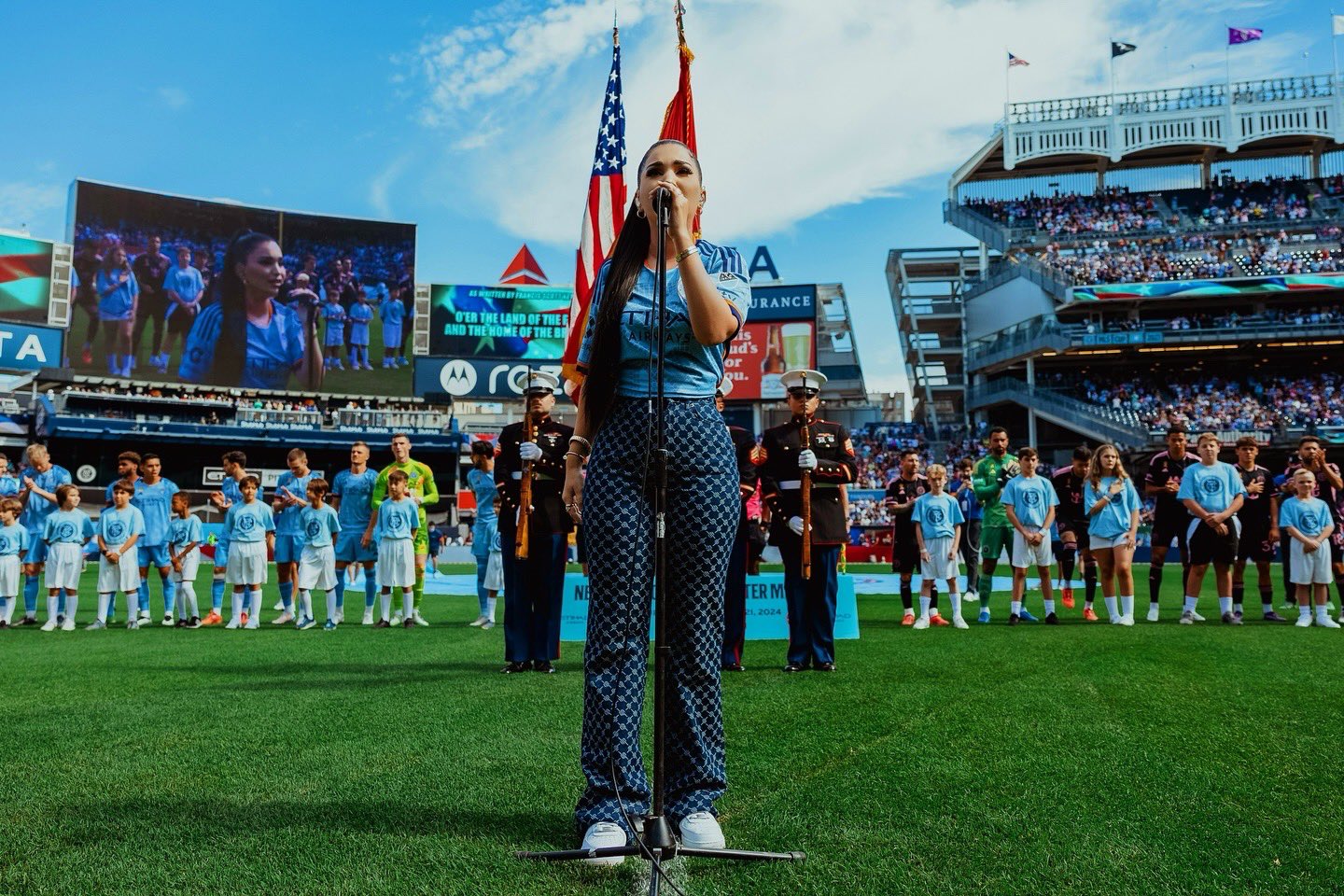 Këngëtarja shqiptare performon himnin amerikan në stadium, Messi qëndron prapa saj