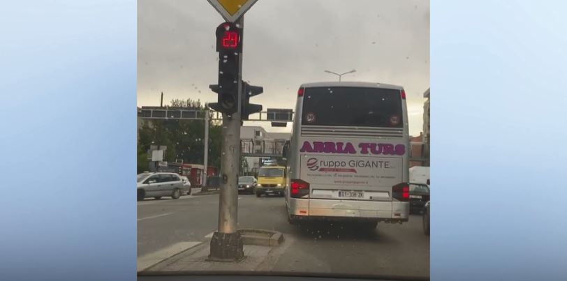 Autobusi në Fushë Kosovë injoron semaforin e kuq