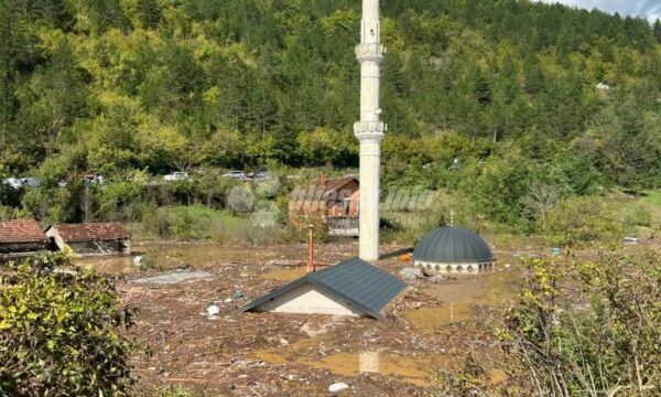 Xhamia e Jabllanicës përfundon e tëra nën ujë, imami dhe familja shpëtuan pasi qëndruan në çati