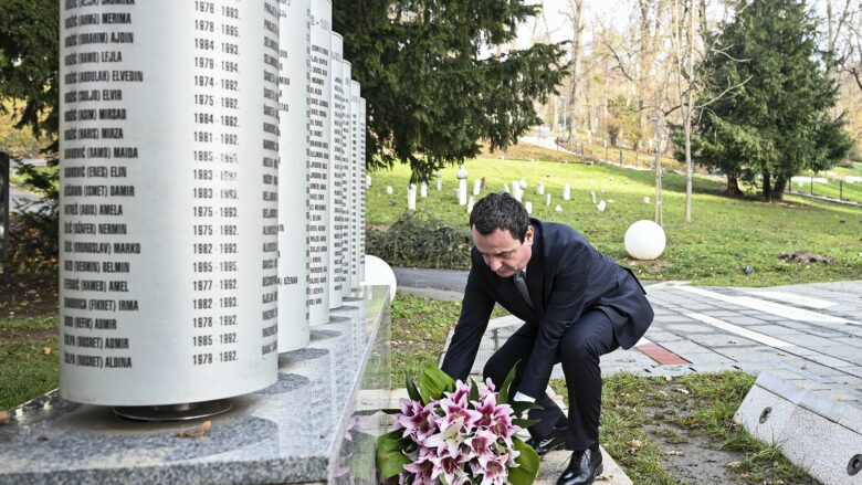 Kurti bëri homazhe pranë Memorialit të Fëmijëve të Vrarë gjatë Rrethimit të Sarajevës