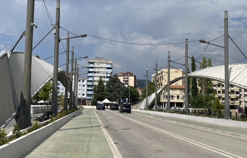 Një i mitur hodhi mjet piroteknik drejt karabinierëve në Mitrovicë karabinier