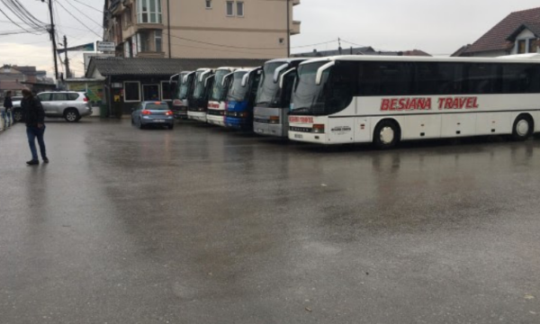 Pronarët e autobusëve në grevë, udhëtarët e linjës Podujevë-Prishtinë mbesin në rrugë