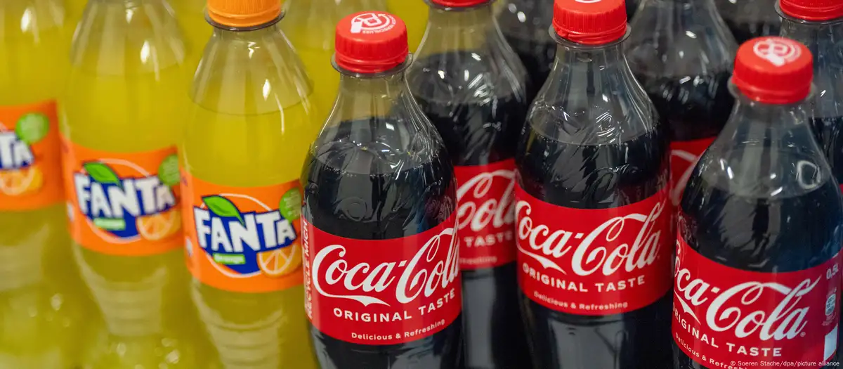 Frikë për “nivele më të larta” të kloratit kimik, ‘Coca-Cola’ tërheq një sasi të pijeve nga tregu në 6 shtete evropiane