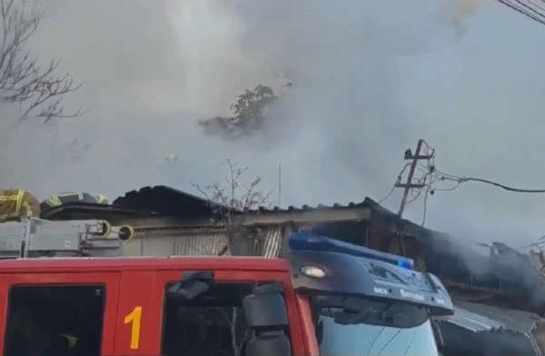 Digjen disa lokale te Tregu i Gjelbër në Prishtinë