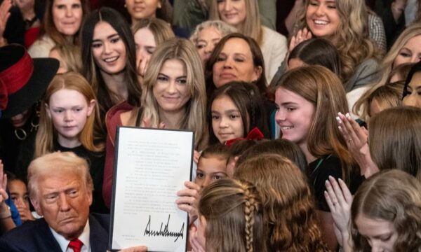 Trump ndalon sportistët transgjinorë të marrin pjesë në sportet e femrave