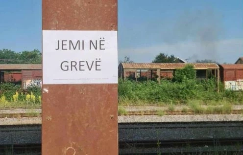 Punonjësit e “Trainkos” e “Infrakos” në grevë, shkak pagat