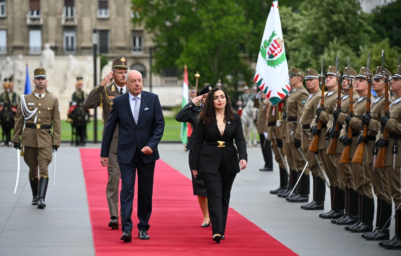 Osmani pritet me nderime ushtarake në Hungari: Vizitë e rëndësishme për avancim të marrëdhënieve