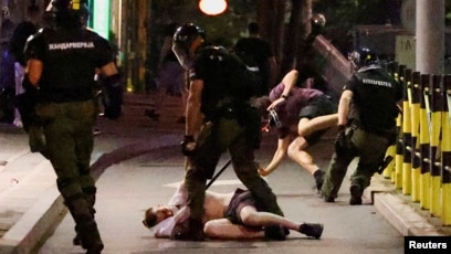 Beograd: 77 persona të ndaluar në protestë, Vuçiq paralajmëron arrestime të reja