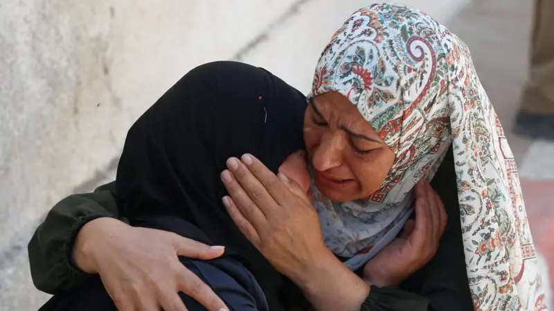 Raportohet për të paktën 12 palestinezë të vrarë teksa po prisnin ndihma