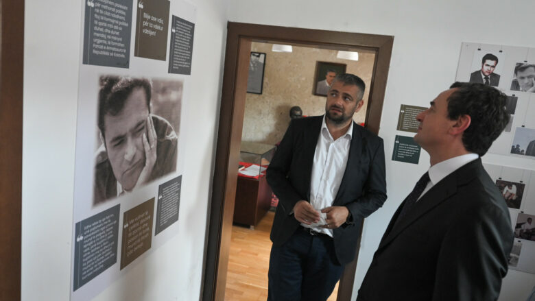 Kryeministri Kurti vizitoi Shtëpinë Muze të Ukshin Hotit: Figurë dhe mendje e papërsëritshme