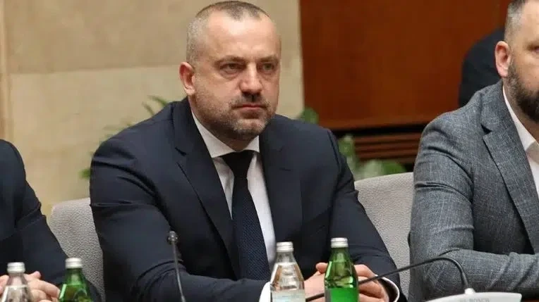 Lëshohet urdhërarrest ndërkombëtar për Radoiçiqin