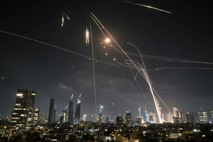 Irani nis hakmarrjen, lanson raketa drejt Izraelit