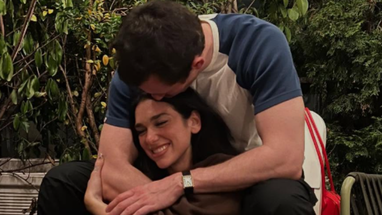 “Kjo është dashuri” – Dua Lipa shfaqet e lumtur krah partnerit Callum Turner