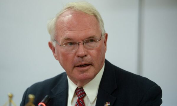 Hill: SHBA-ja nuk do të ndërhyjë më si dikur, Kosova dhe Serbia t’i zgjidhin vetë problemet